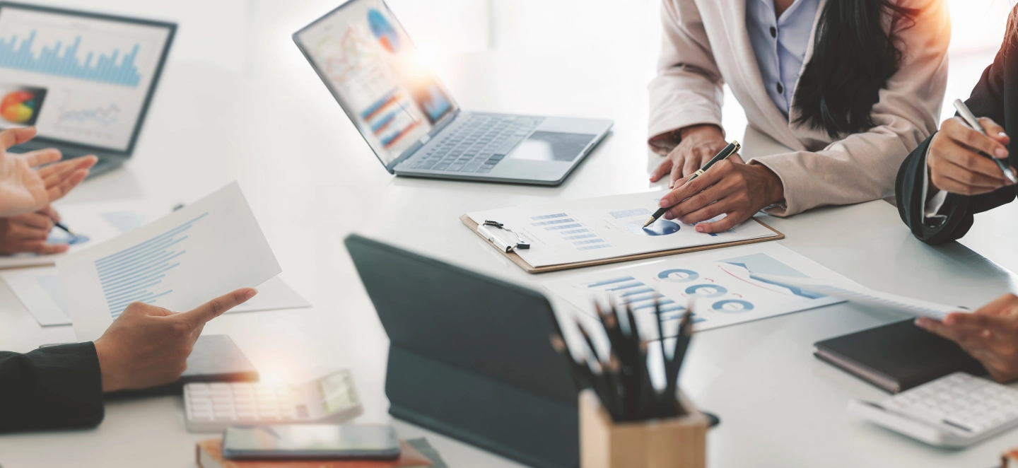 Persone che collaborano a nuovi modelli di business