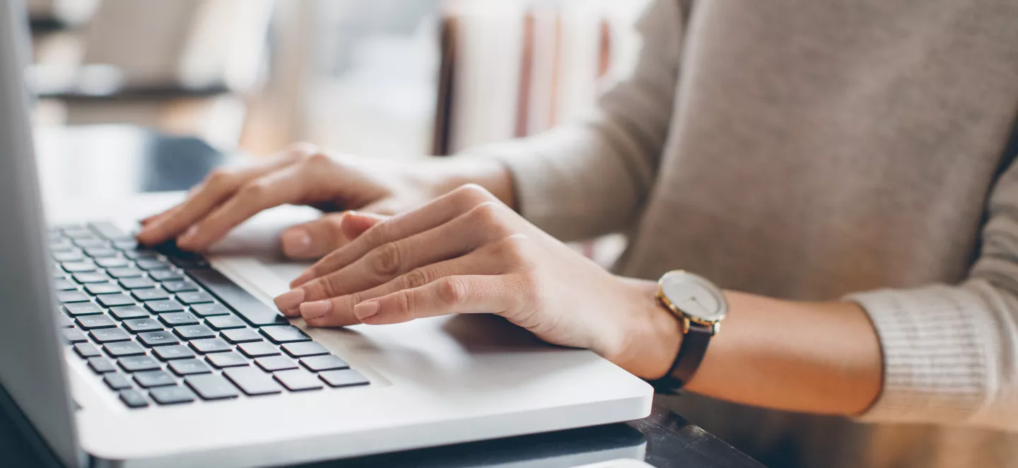 Persona che digita tasti al computer