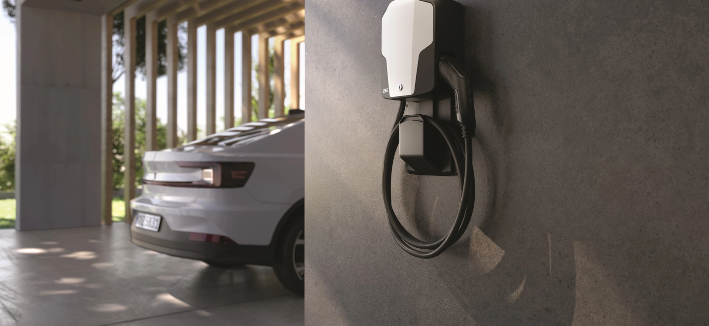 Stazione di ricarica elettrica SENEC.Wallbox situata in un garage
