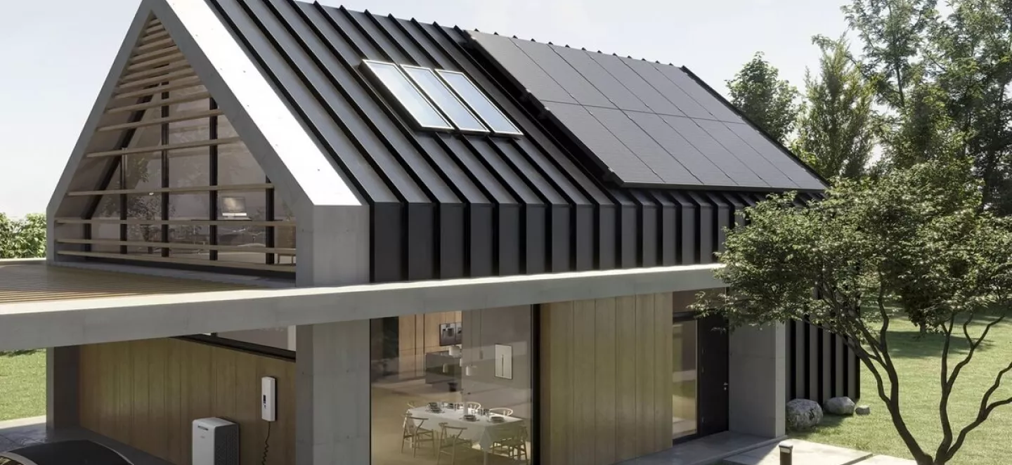Modernes Haus mit Solarmodulen zur Stromerzeugung.
