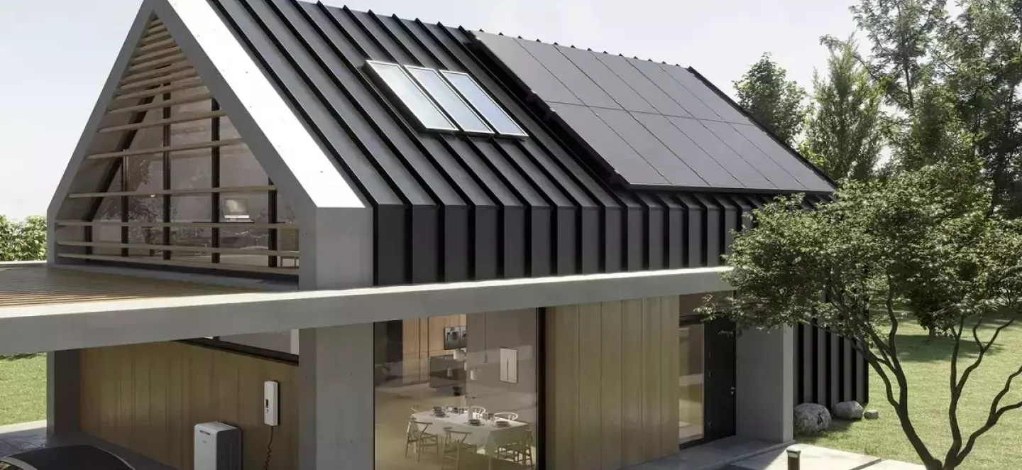 Ein modernes Haus mit einer neuen Photovoltaik-Anlage auf dem Dach. 