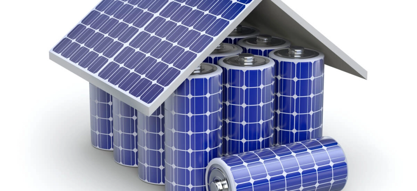 Die Grafik zeigt das Modell eines Hauses, dessen Dach aus Solarzellen gebaut ist und dessen Korpus aus Batteriespeichern besteht.