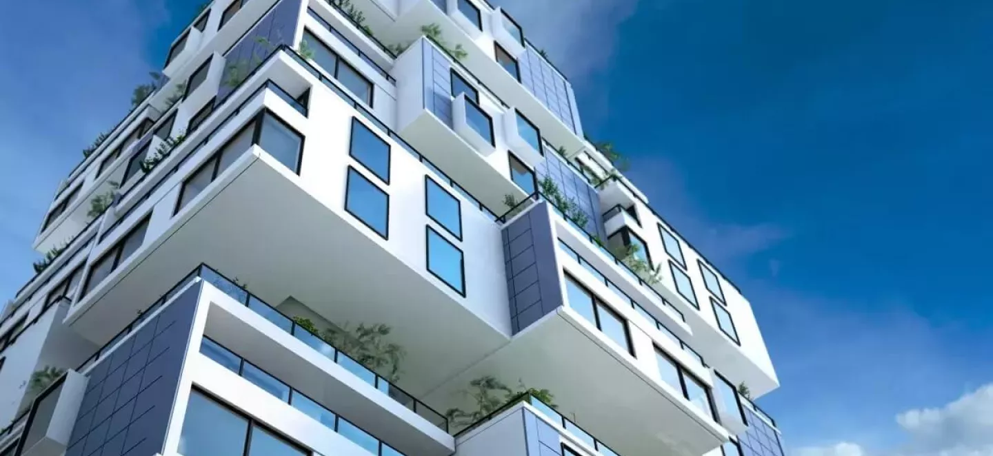 Modernes Haus mit Photovoltaik-Modulen an der Fassade.