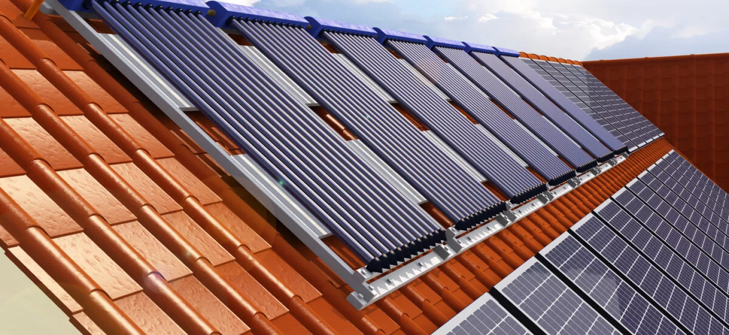 Verschiedene Solarkollektoren auf dem Dach eines Hauses.