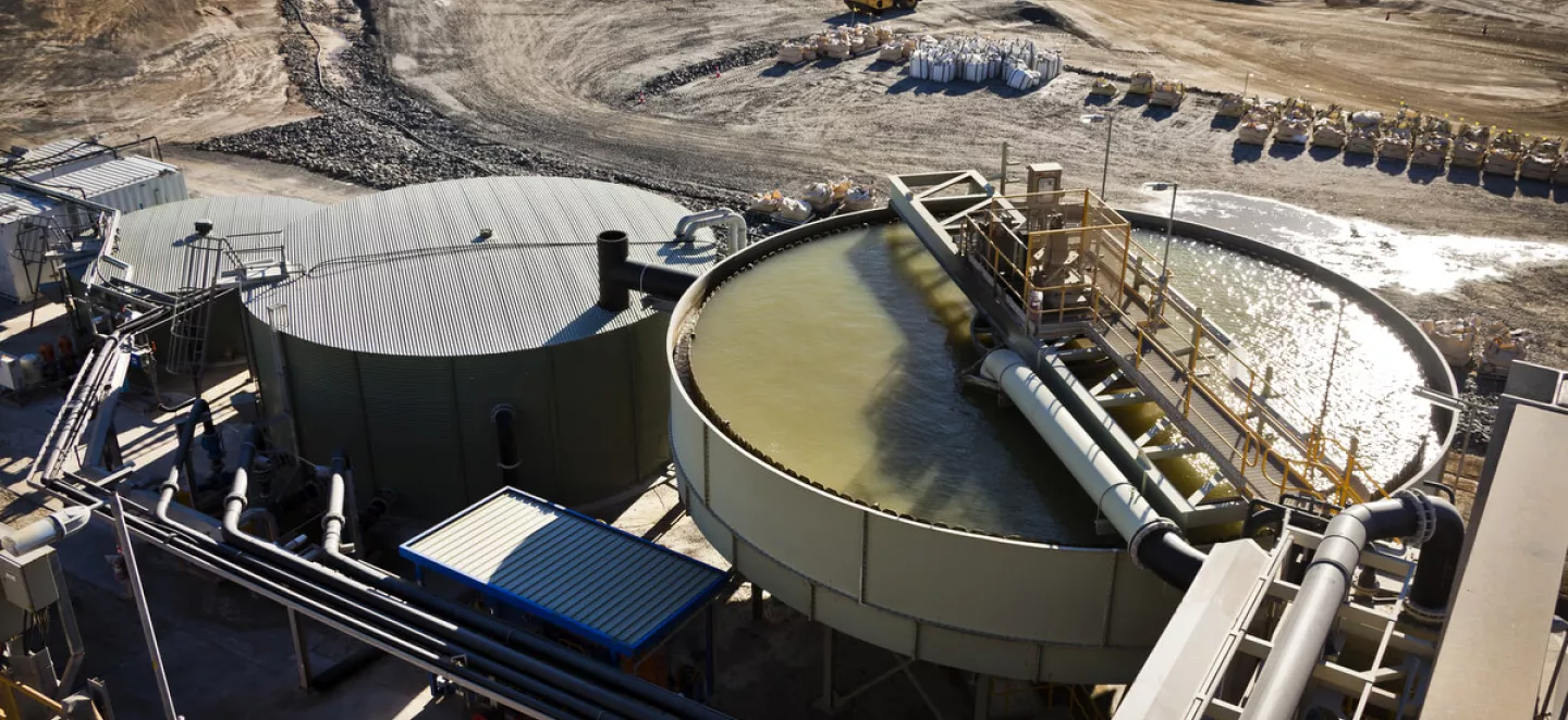 Mine zum Abbau von Lithium mit einer großen Anlage im Vordergrund.