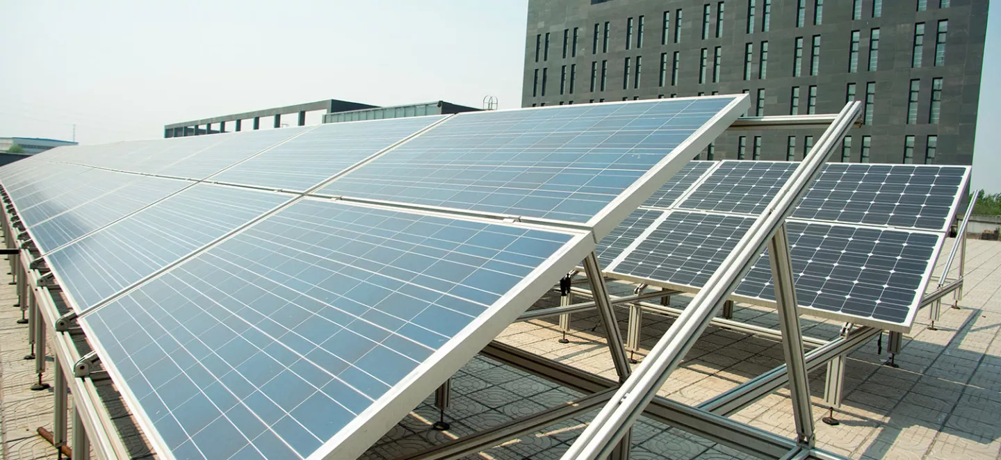 pannelli di un impianto fotovoltaico sul tetto di un'azienda