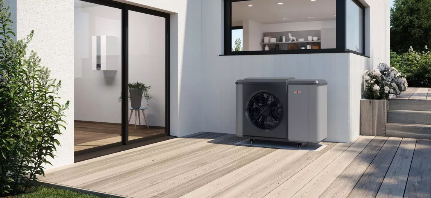 Eine Wärmepumpenheizung gut integriert vor einem modernen Einfamilienhaus. 