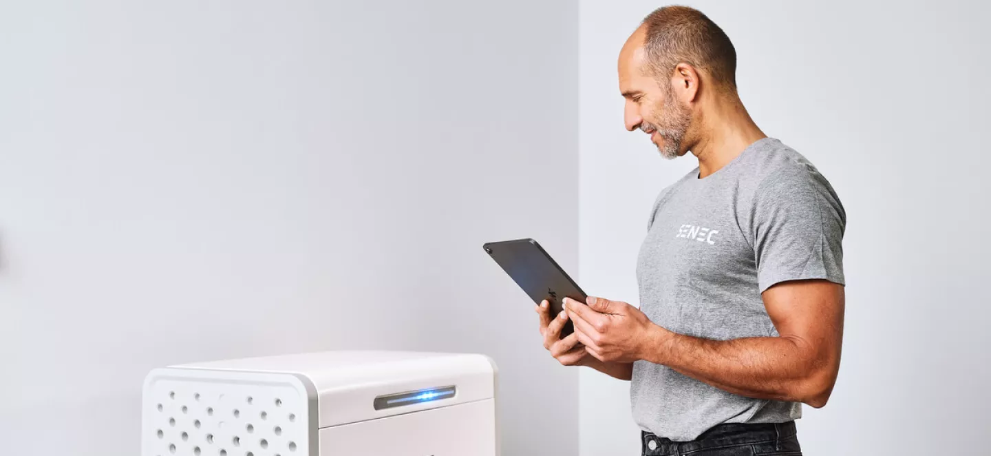 Ein Service-Mitarbeiter verbindet einen Senec-Speicher per Tablet und App mit dem Internet.