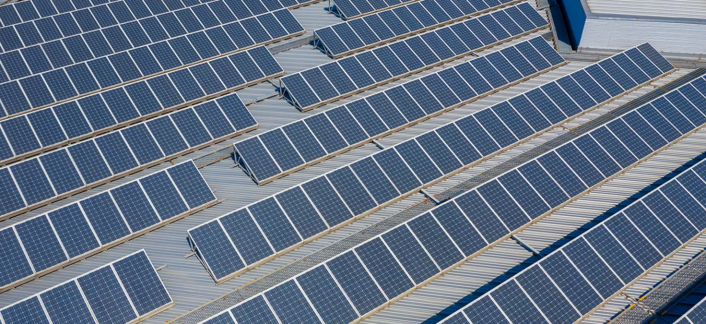pannelli solari sul tetto di un edificio industriale