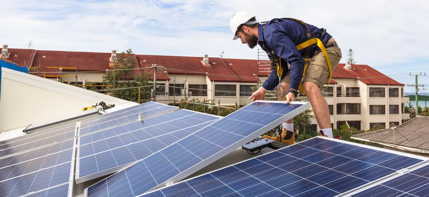 installatore posa pannelli fotovoltaici sul tetto di un edificio