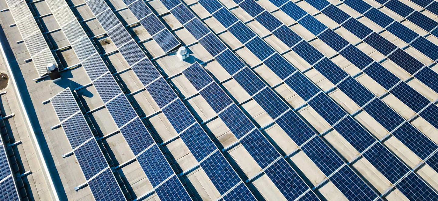 pannelli solari sul tetto di un capannone