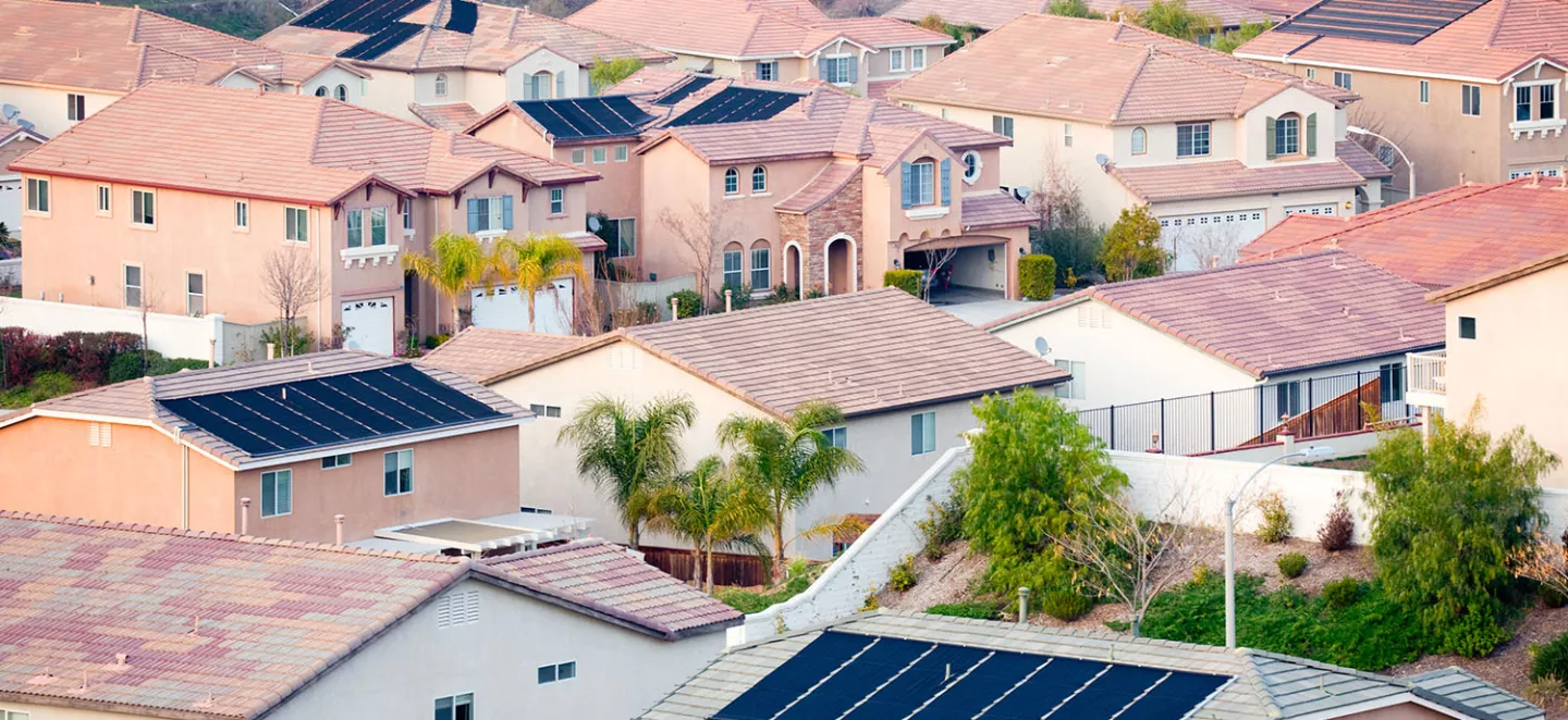 quartiere abitato con pannelli fotovoltaici sul tetto degli edifici