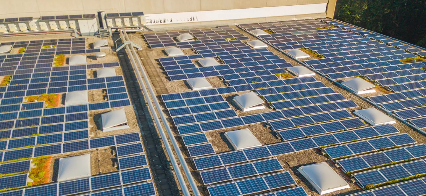 impianto fotovoltaico sul tetto di un capannone di una fabbrica in una giornata soleggiata
