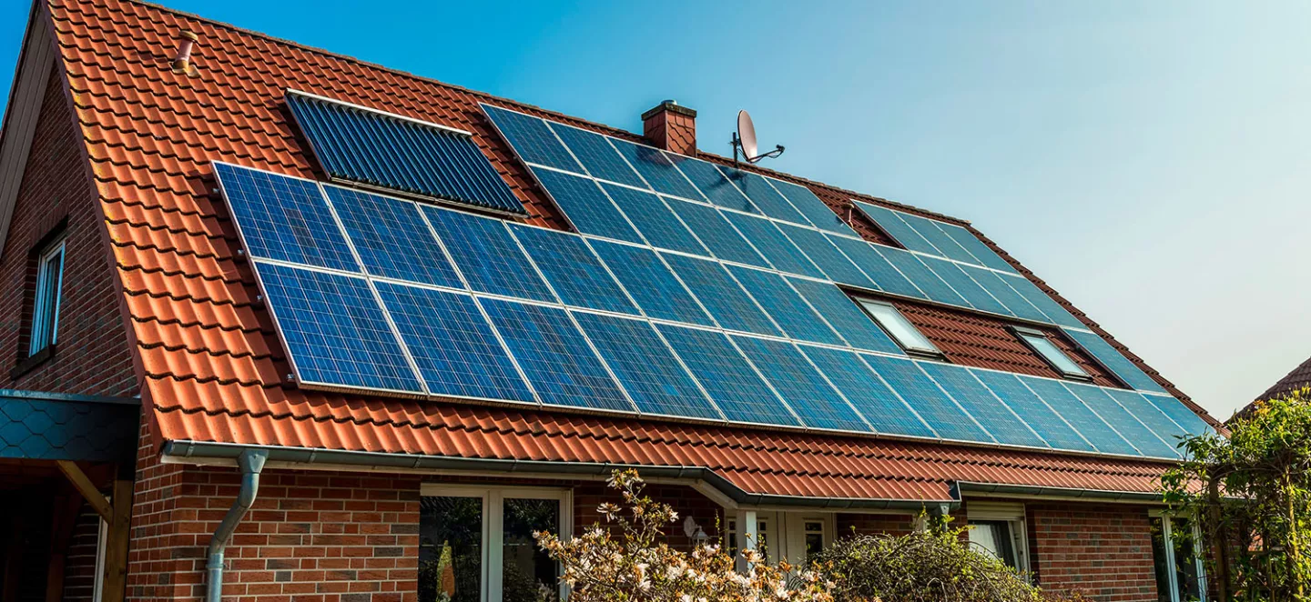 impianto fotovoltaico su di un edificio residenziale al crepuscolo