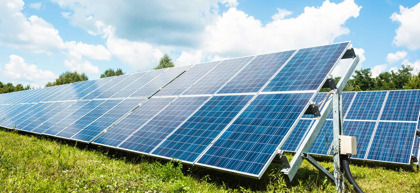 impianto fotovoltaico costruito sul prato in una giornata soleggiata