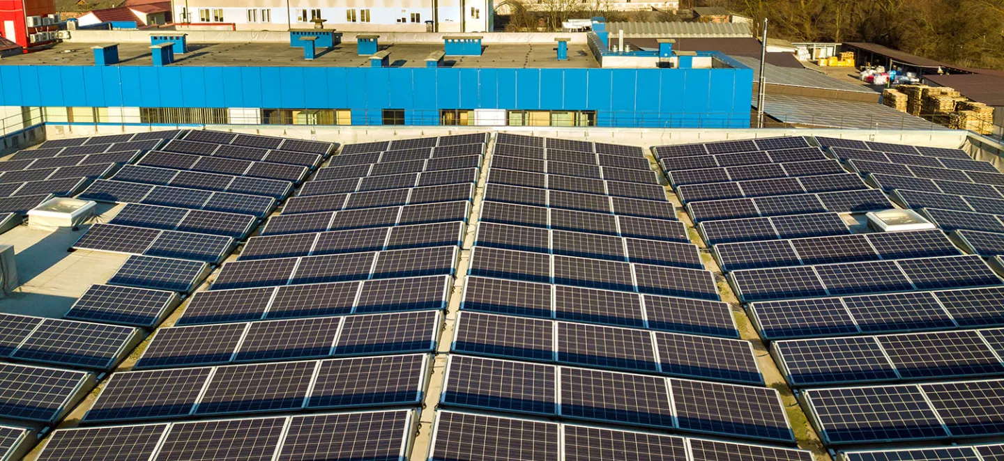 impianto fotovoltaico sul tetto di un capannone