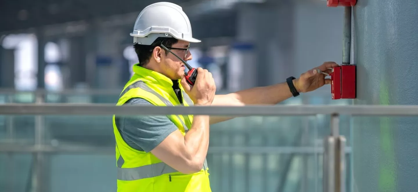 Ein Sicherheitsingenieur prüft das Brandsicherheitssystem, um die Brandgefahr des Stromspeichers zu minimieren.