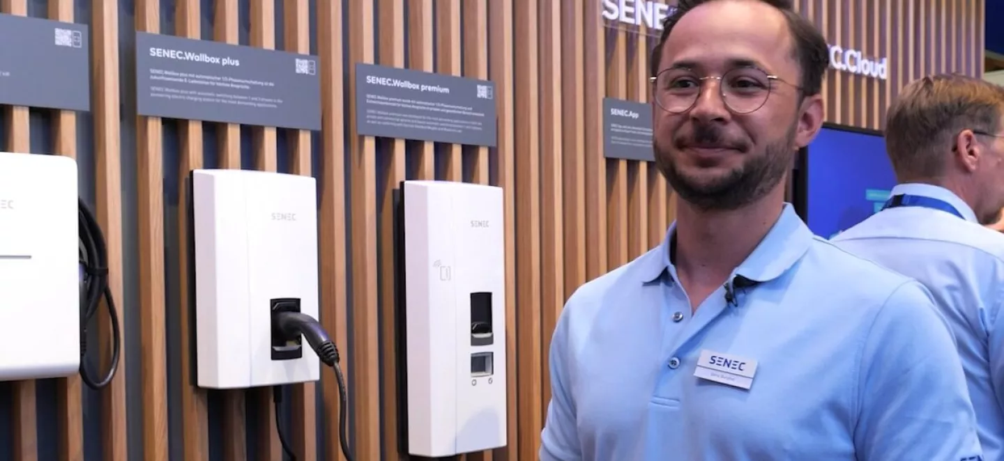 Dario Burghof zeigt neue Wallbox-Modelle und erklärt, wie man diese richtig installiert.