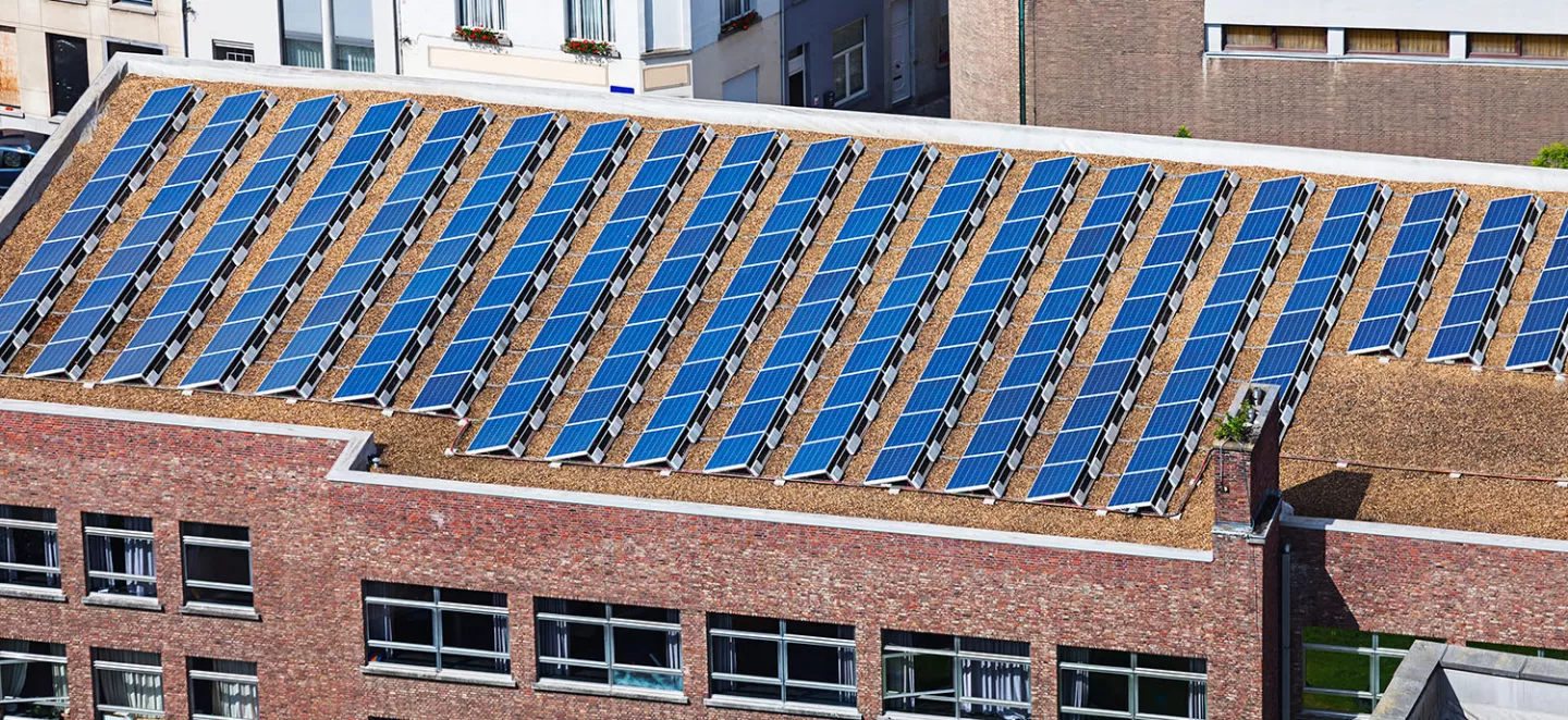 tetto di un'azienda con un impianto fotovoltaico