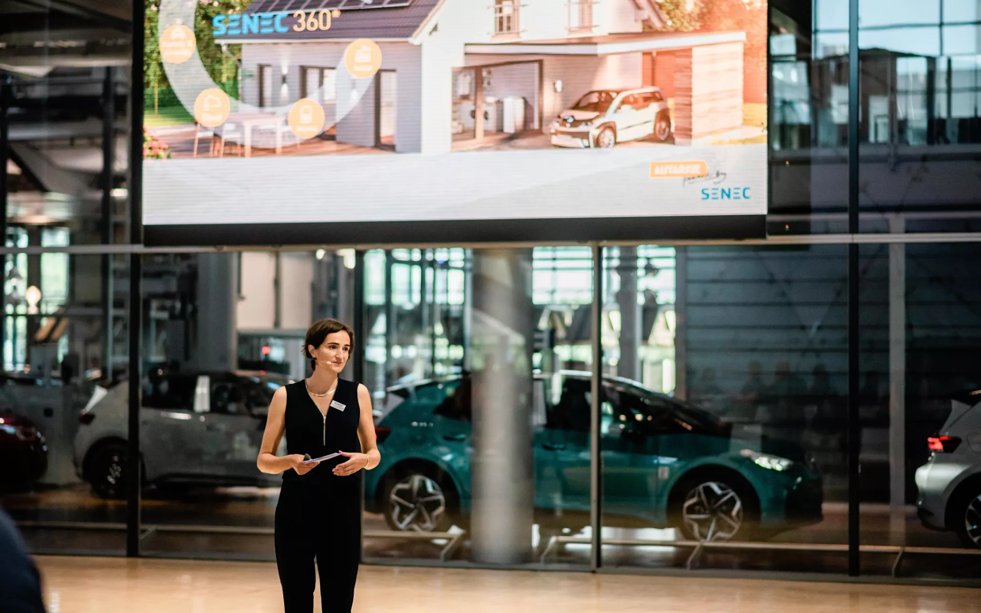 Vortrag der SENEC Geschäftsführung bei der Übergabe von Elektroautos an SENEC Fachpartner