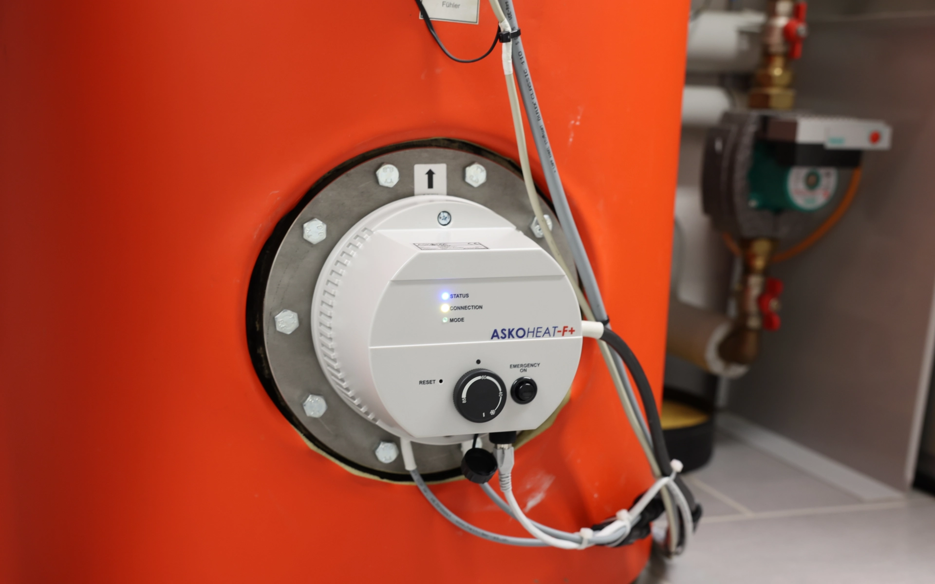 Flanschheizkörper ASKOHEAT am Warmwasserspeicher angebracht