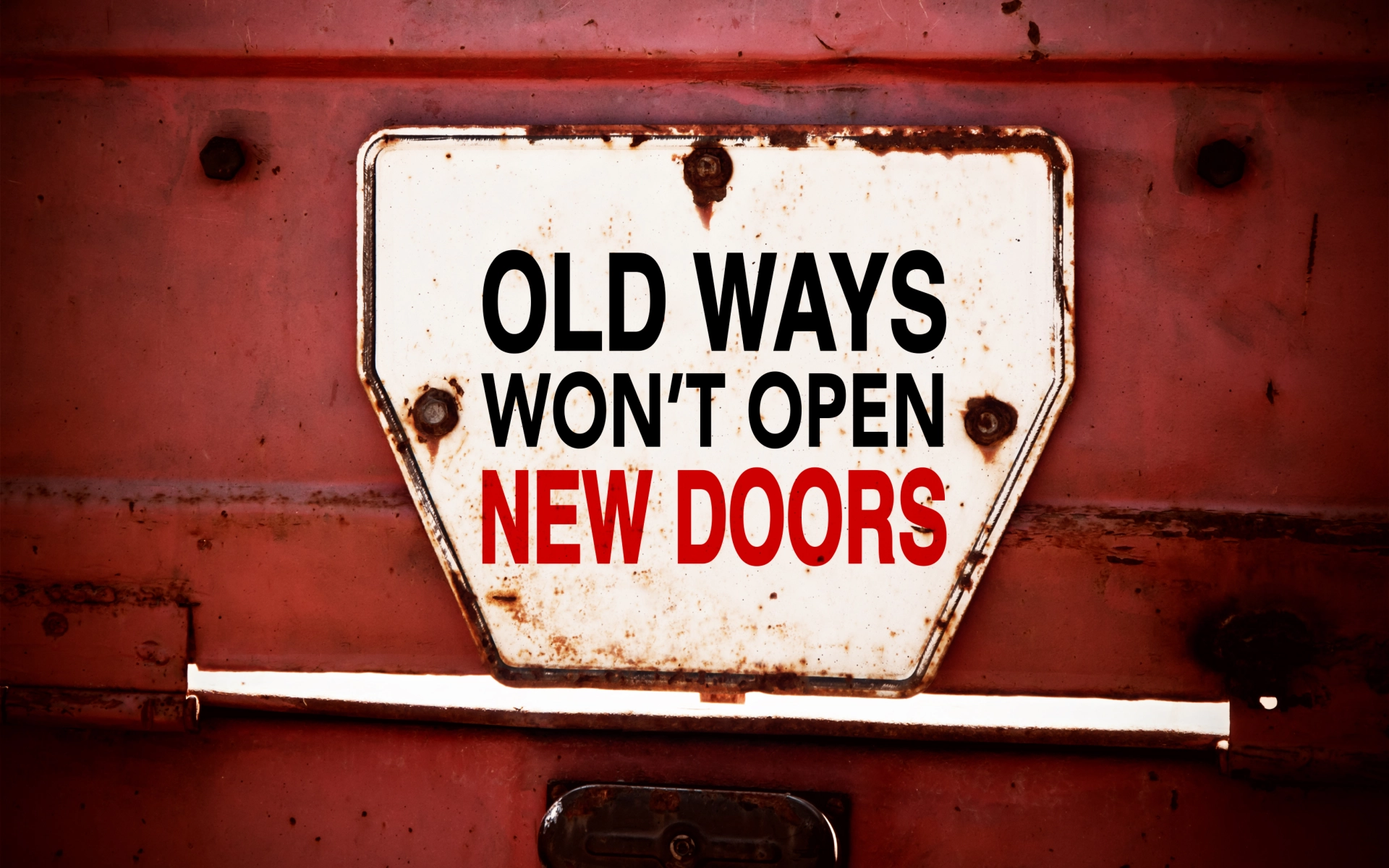Auf einem alten Blechschild steht der Spruch: Old Ways won´t open new Doors. Auf deutsch übersetzte: Alte Wege werden keine neuen Türen öffnen.