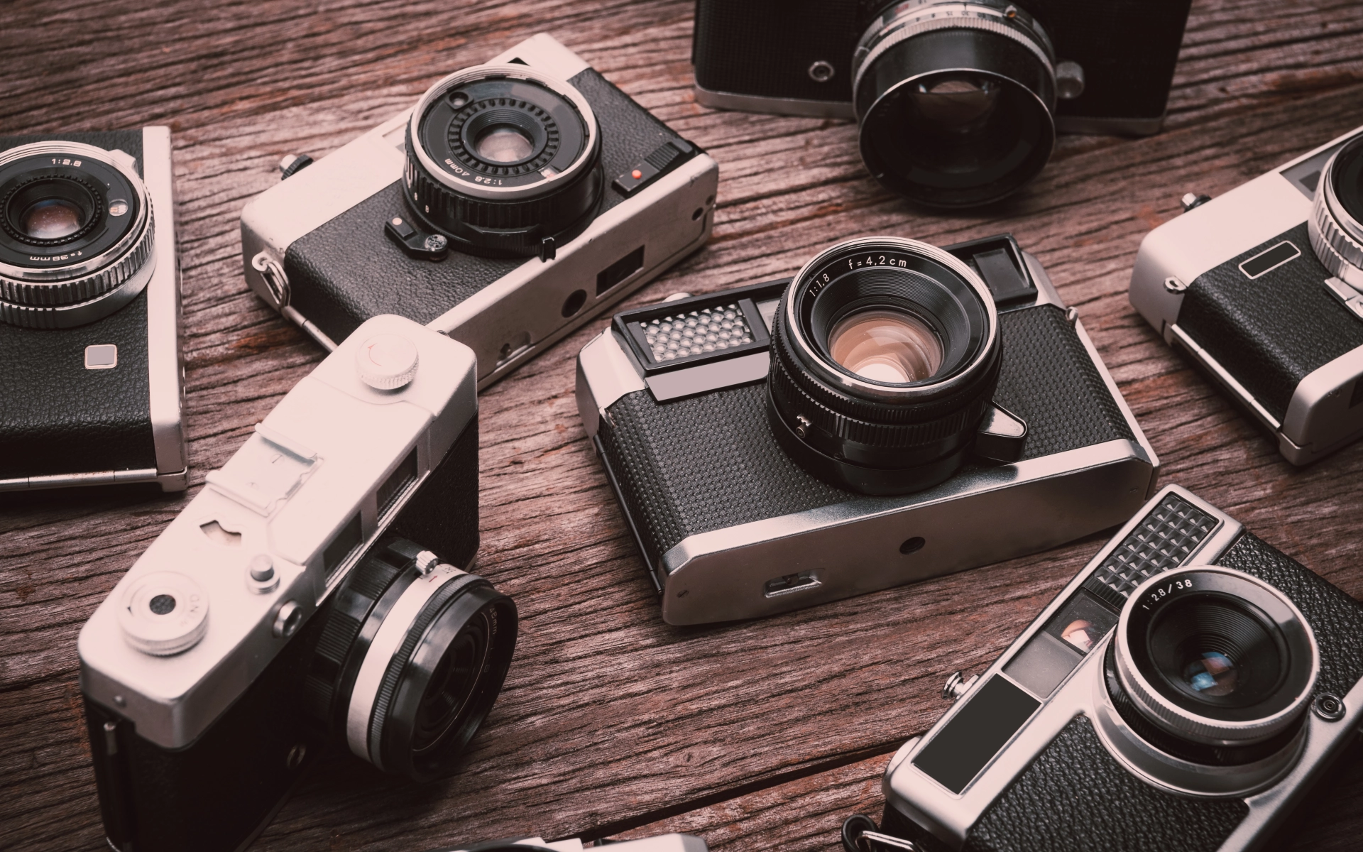 Acht Kameras die im retrospektiven Stil designt sind. Die Optik orientiert sich an 70er- und 80er-Jahre Fotoapparaten im Inneren steckt aber moderne Digitaltechnik.