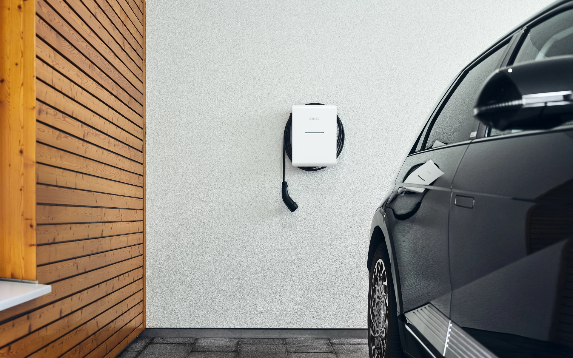 Die Wallbox hängt sicher in einem geschützten Carport.