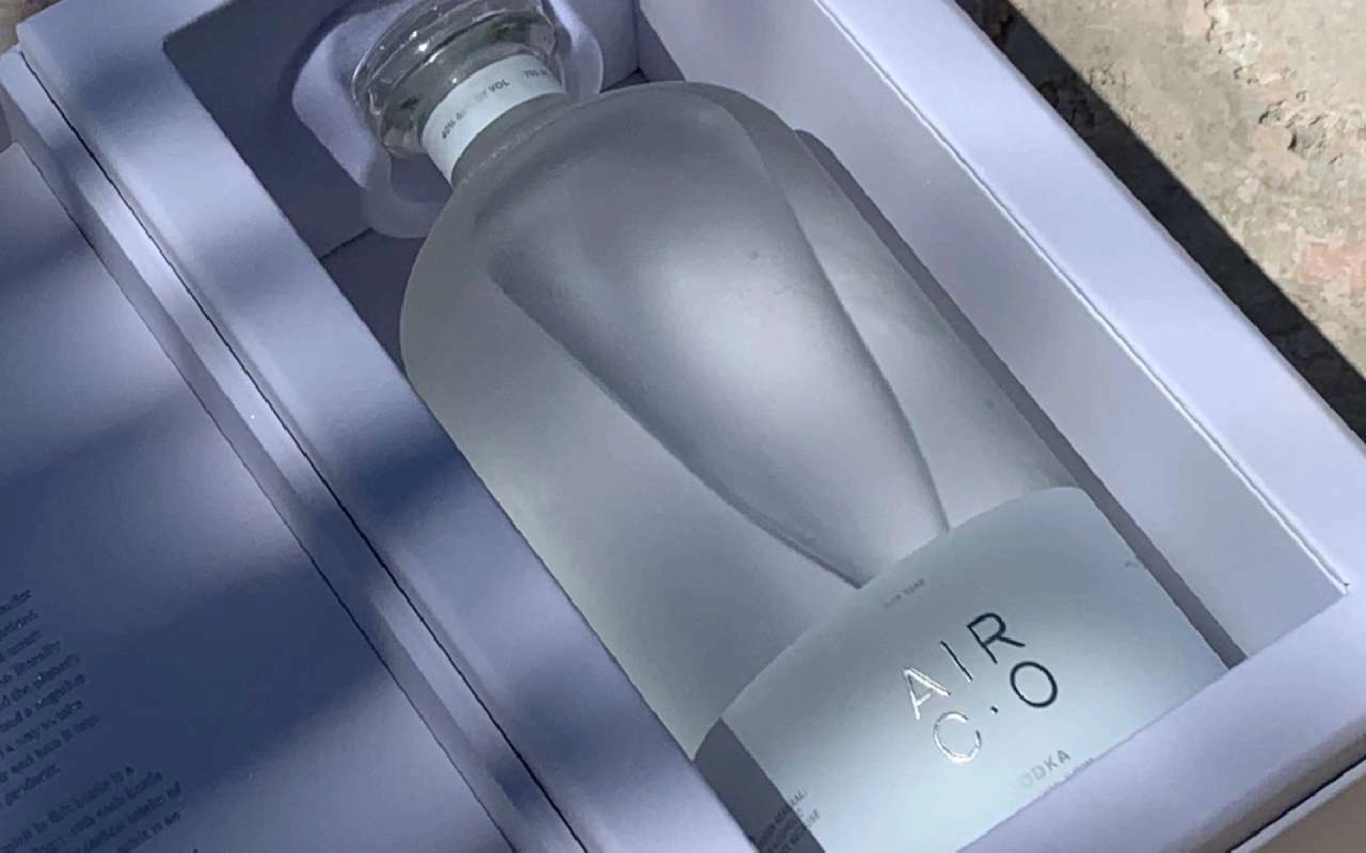 Eine Glasflasche, in der sich Wodka befindet, der mit CO2 aus der Luft hergestellt wurde. 