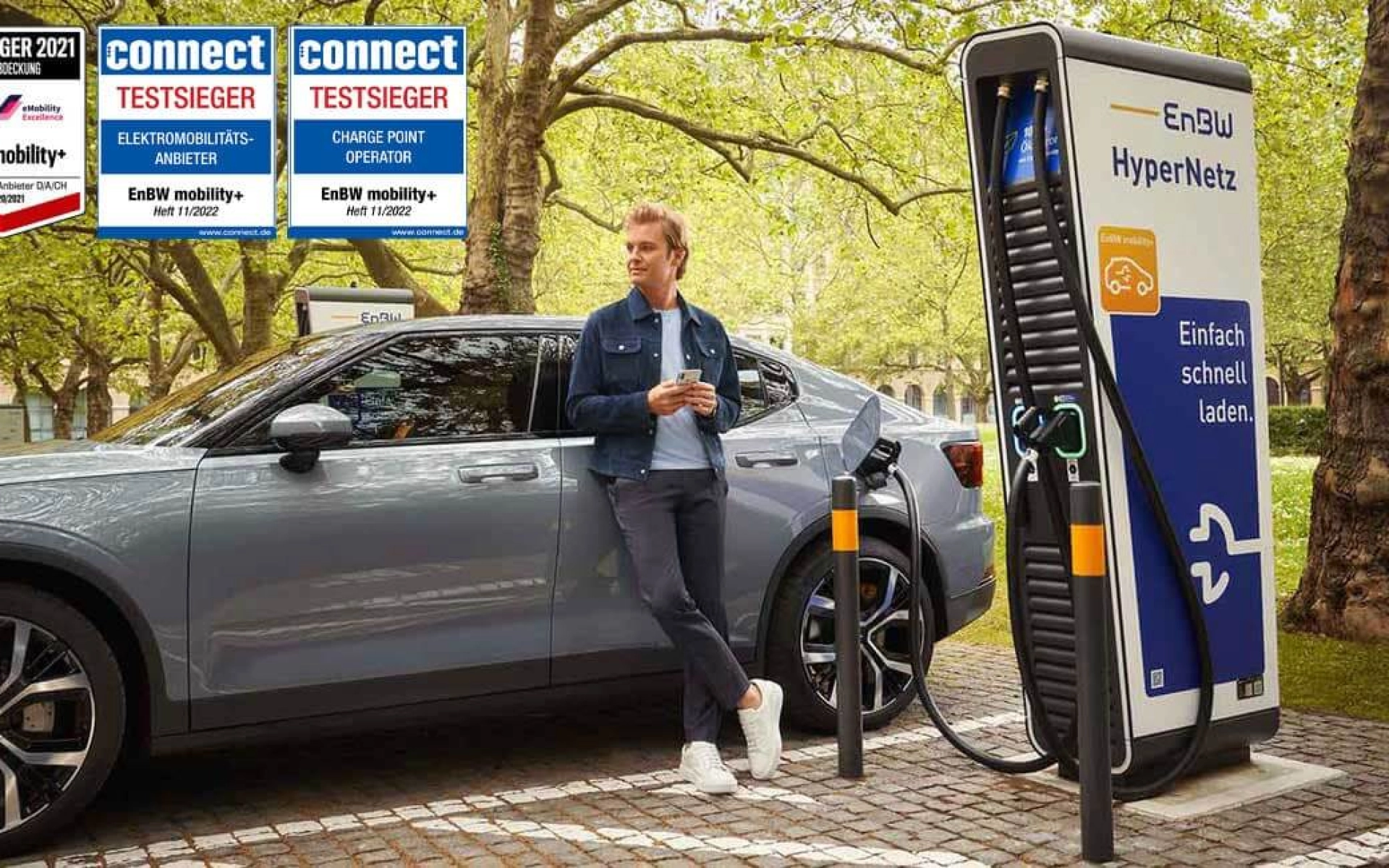 Nico Rosberg steht vor einem Elektroauto, das an einer Schnellladesäule des EnBW Hypernetz geladen wird.