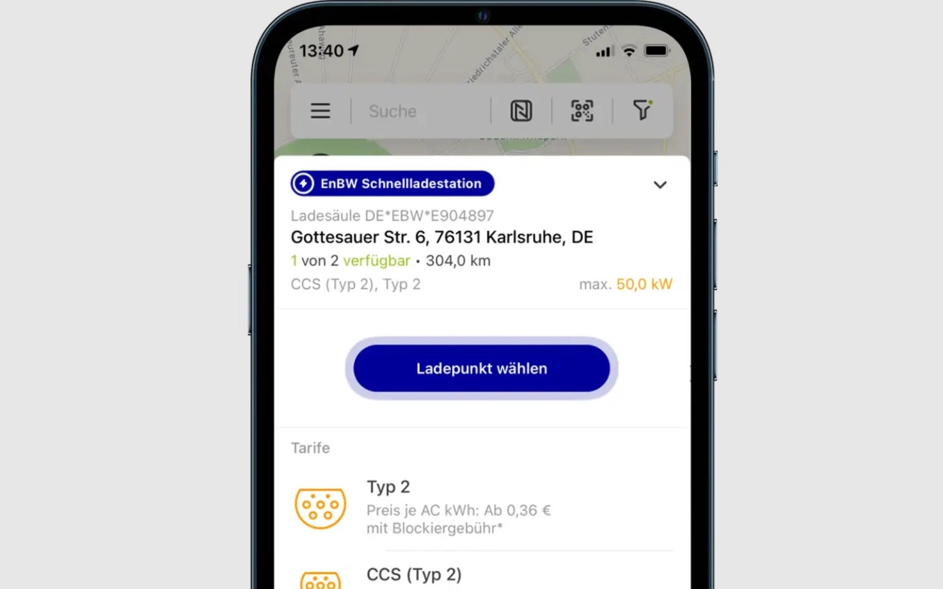 Auf einem Smartphone ist eine App zu sehen, die den nächsten Ladepunkt für das eigene Elektroauto anzeigt.