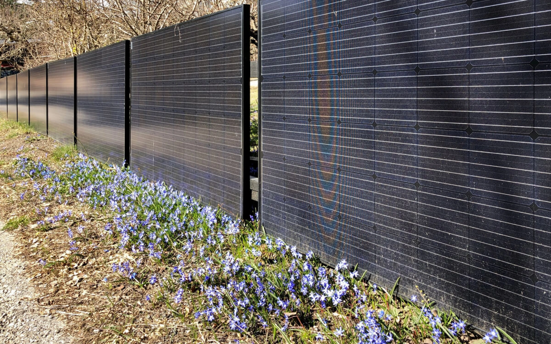 Ein moderner Solarzaun an einem Privatgrundstück. 