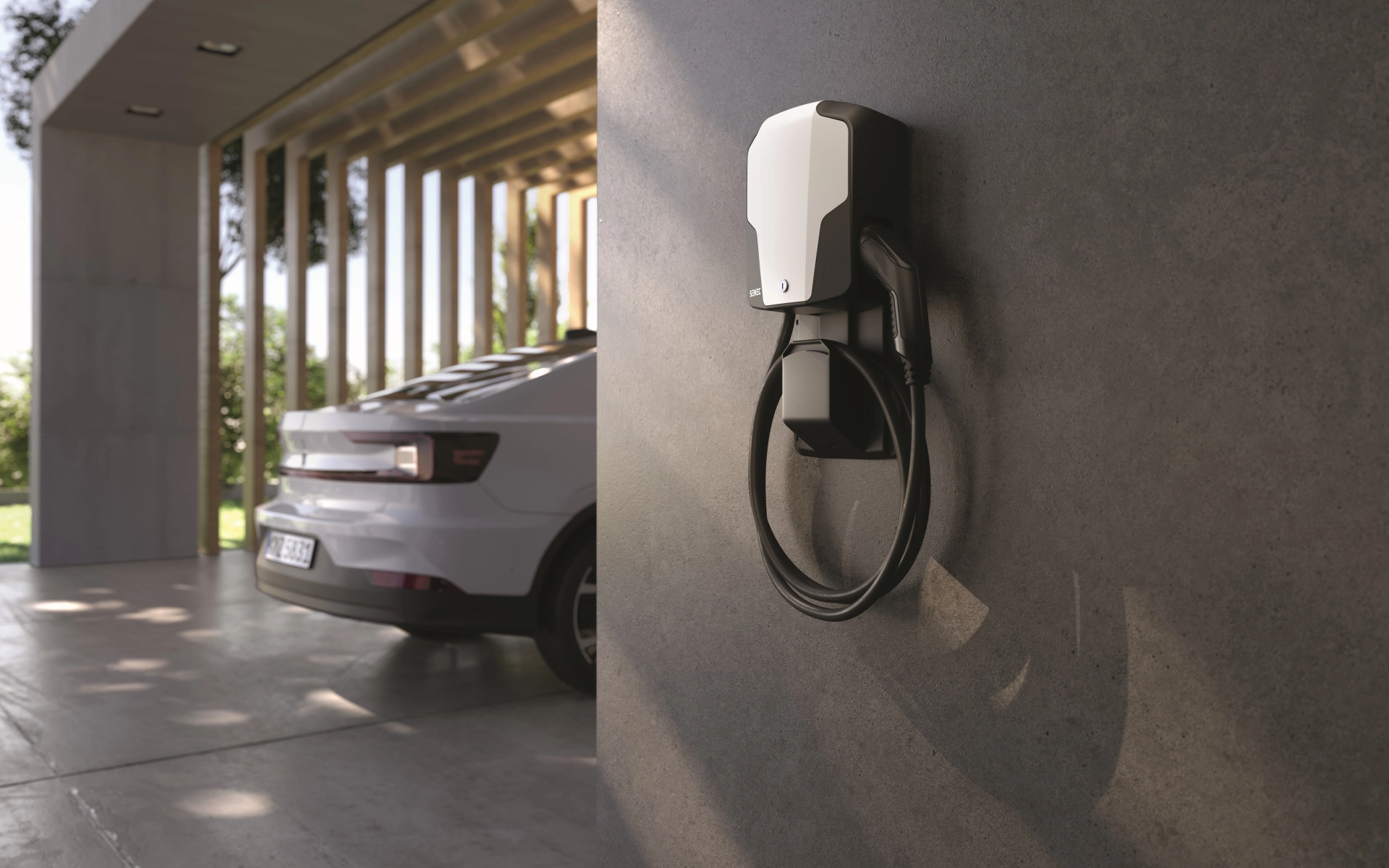 Wallbox mit Elektroauto im Hintergrund
