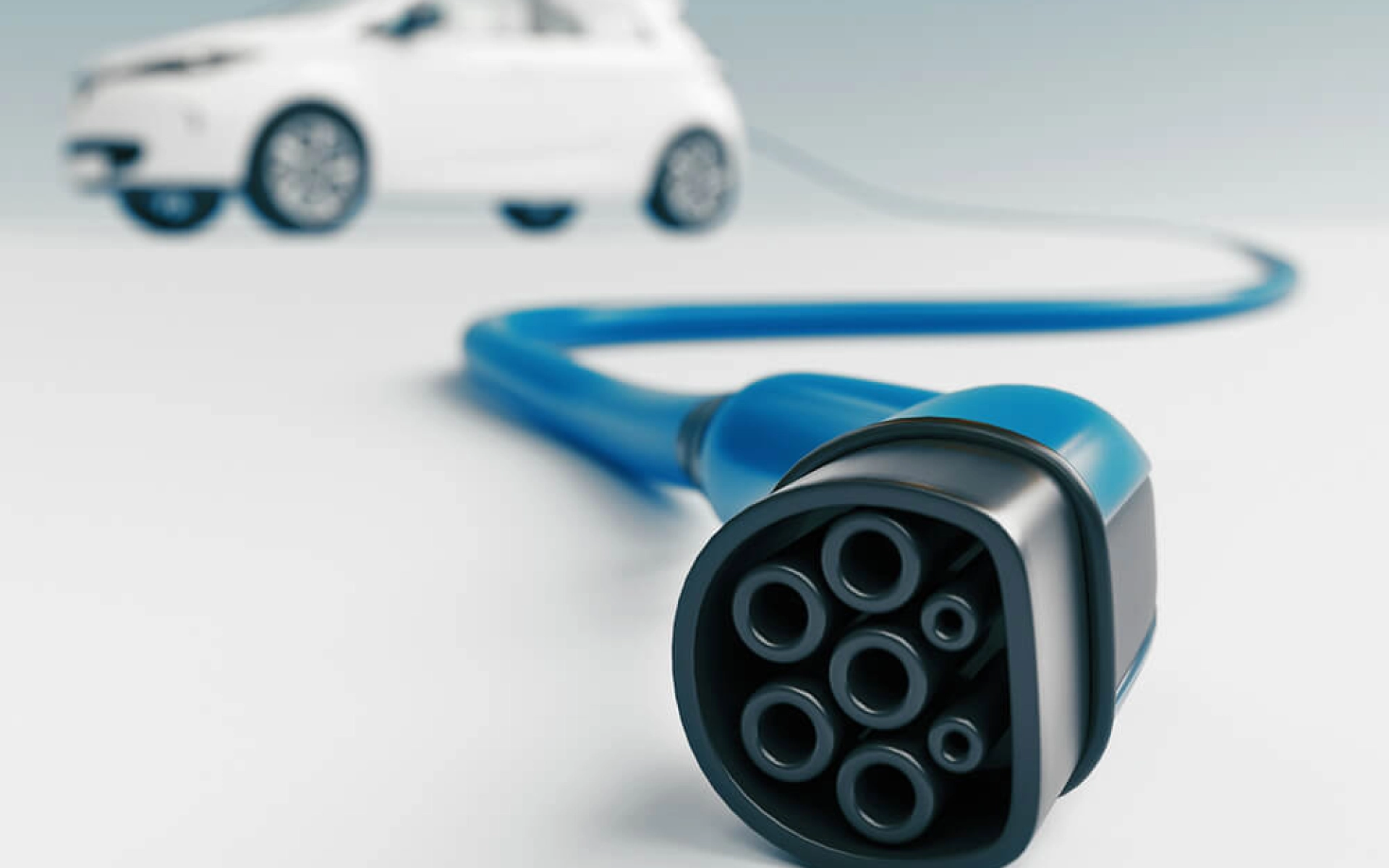 Ein Elektroauto wartet auf die Anmeldung, während das Ladekabel noch ungenutzt daneben liegt.