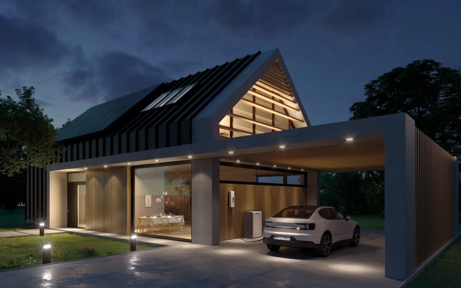 Autonomes Haus mit Solaranlage, Stromspeicher und Wallbox voll beleuchtet bei Nacht. 