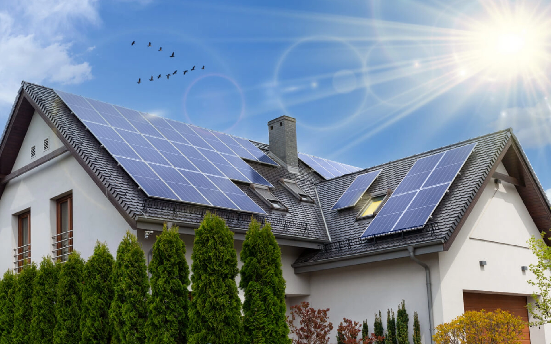 Ein Eckhaus mit Solaranlage auf beiden Dächern.