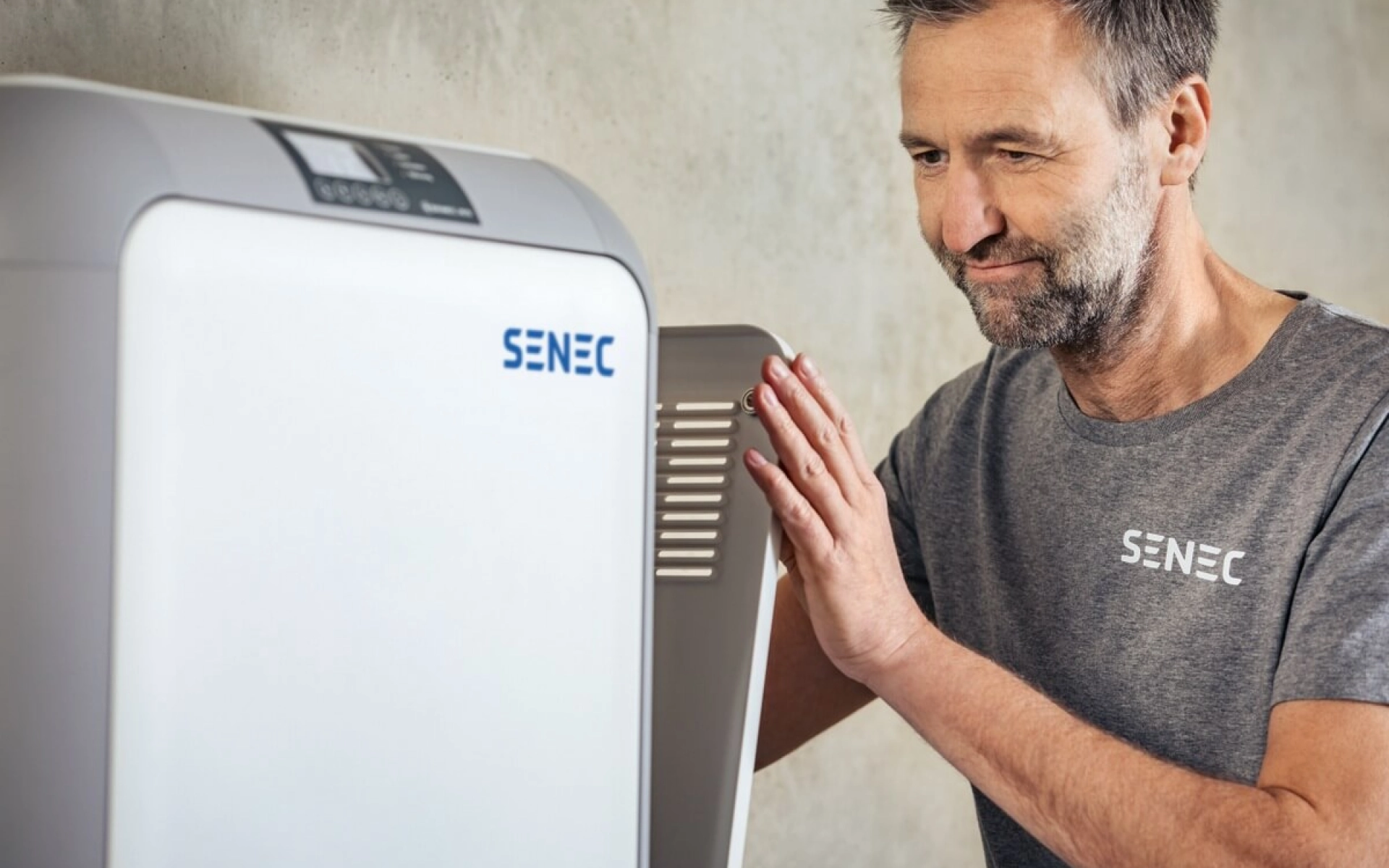 Ein Installateur baut einen Stromspeicher auf.