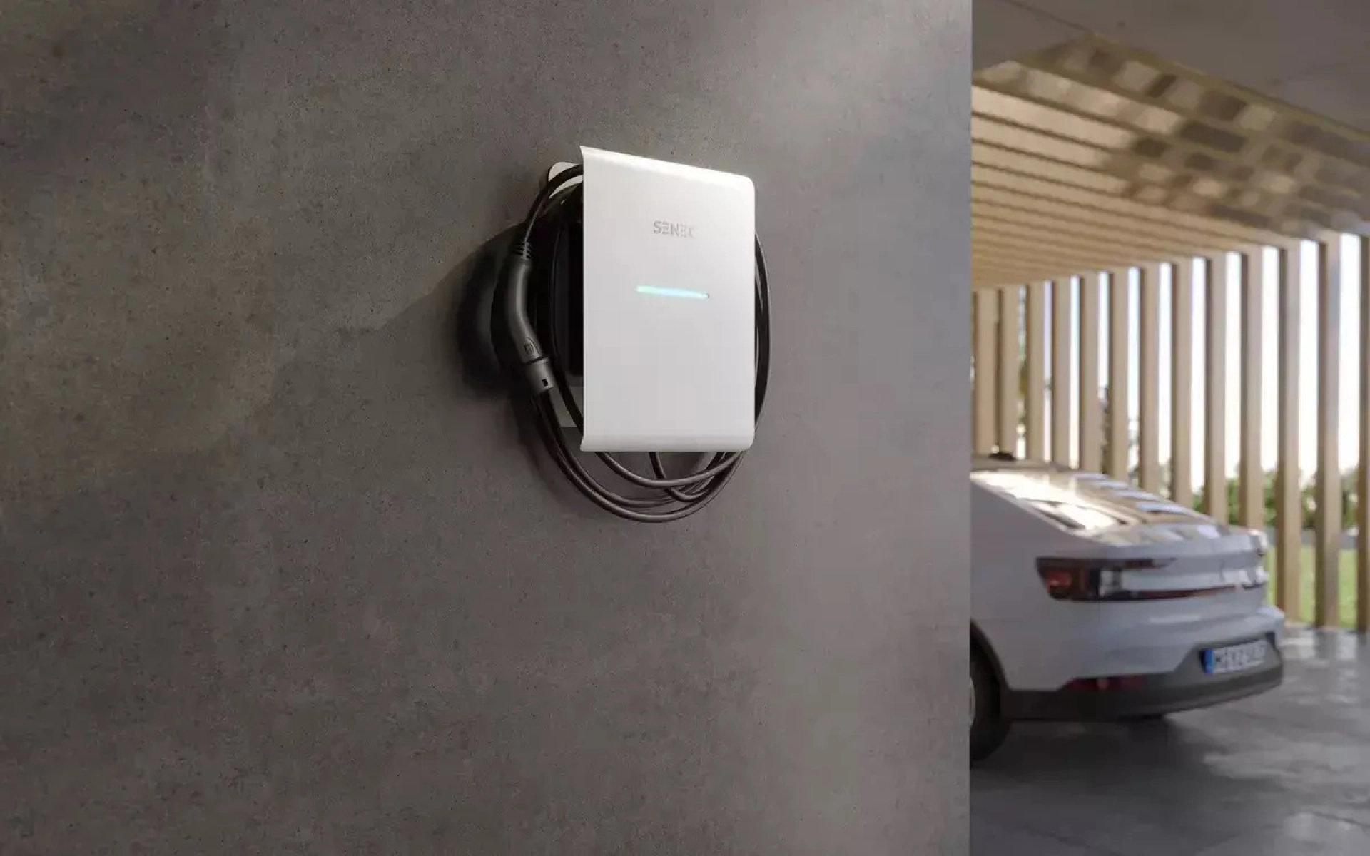 Eine moderne Wallbox hängt an der Wand von einem Carport.