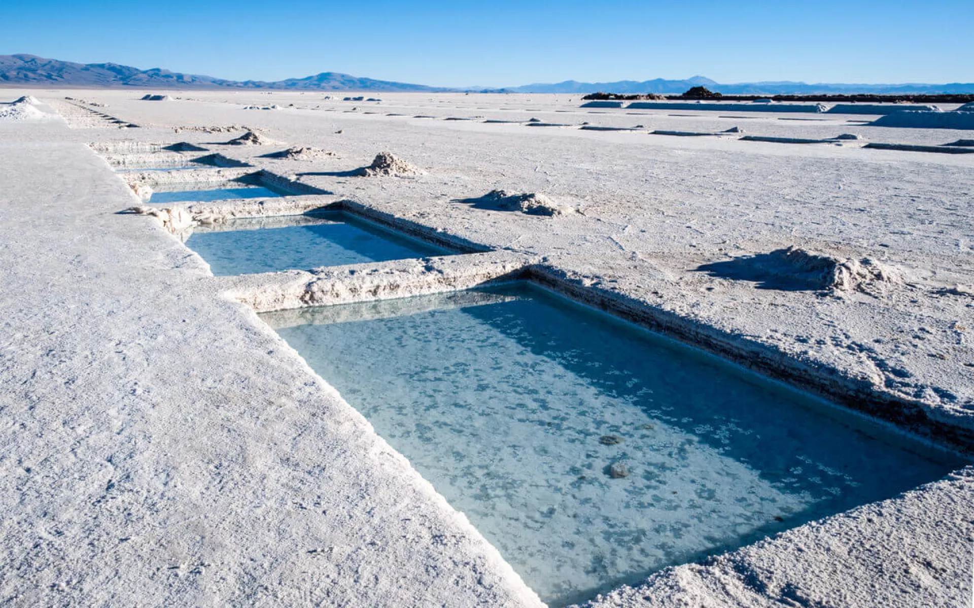 Ein Salzsee auf dem Lithium abgebaut wird.
