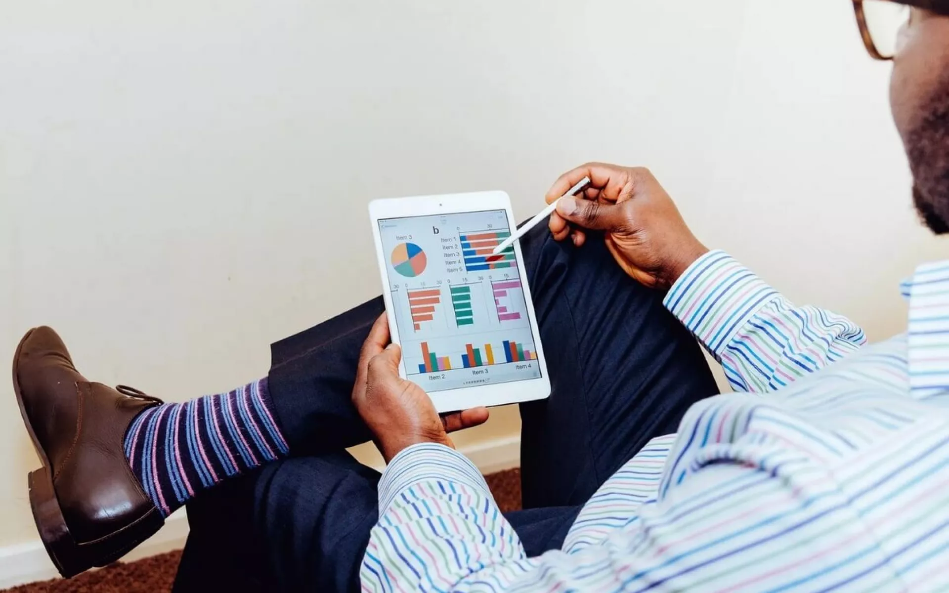 Ein Mann nutzt auf einem Tablet die Senec-App zur Kontrolle seines Strom-Cloud-Guthabens.