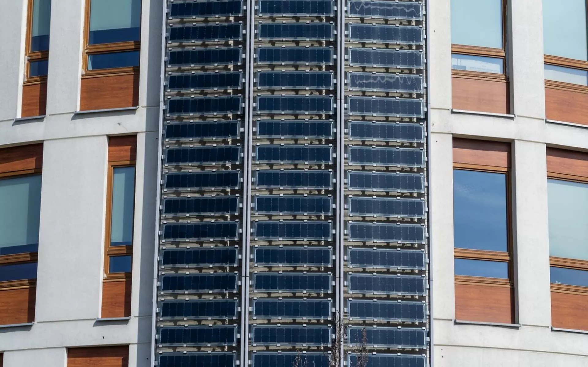 Das Beispielbild zeigt, wie Solarmodule senkrecht an der Haus-Fassade befestigt sind. 