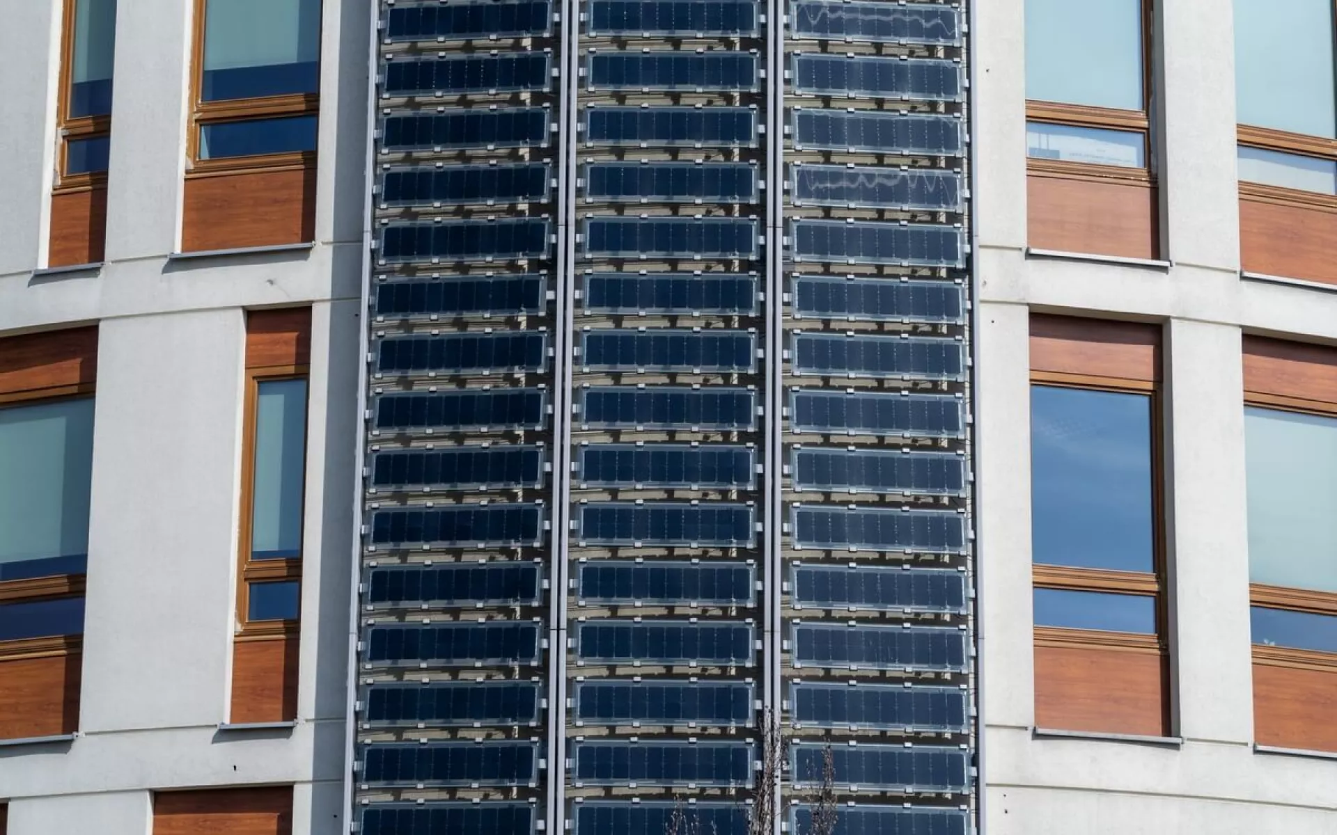 Das Beispielbild zeigt, wie Solarmodule senkrecht an der Haus-Fassade befestigt sind.