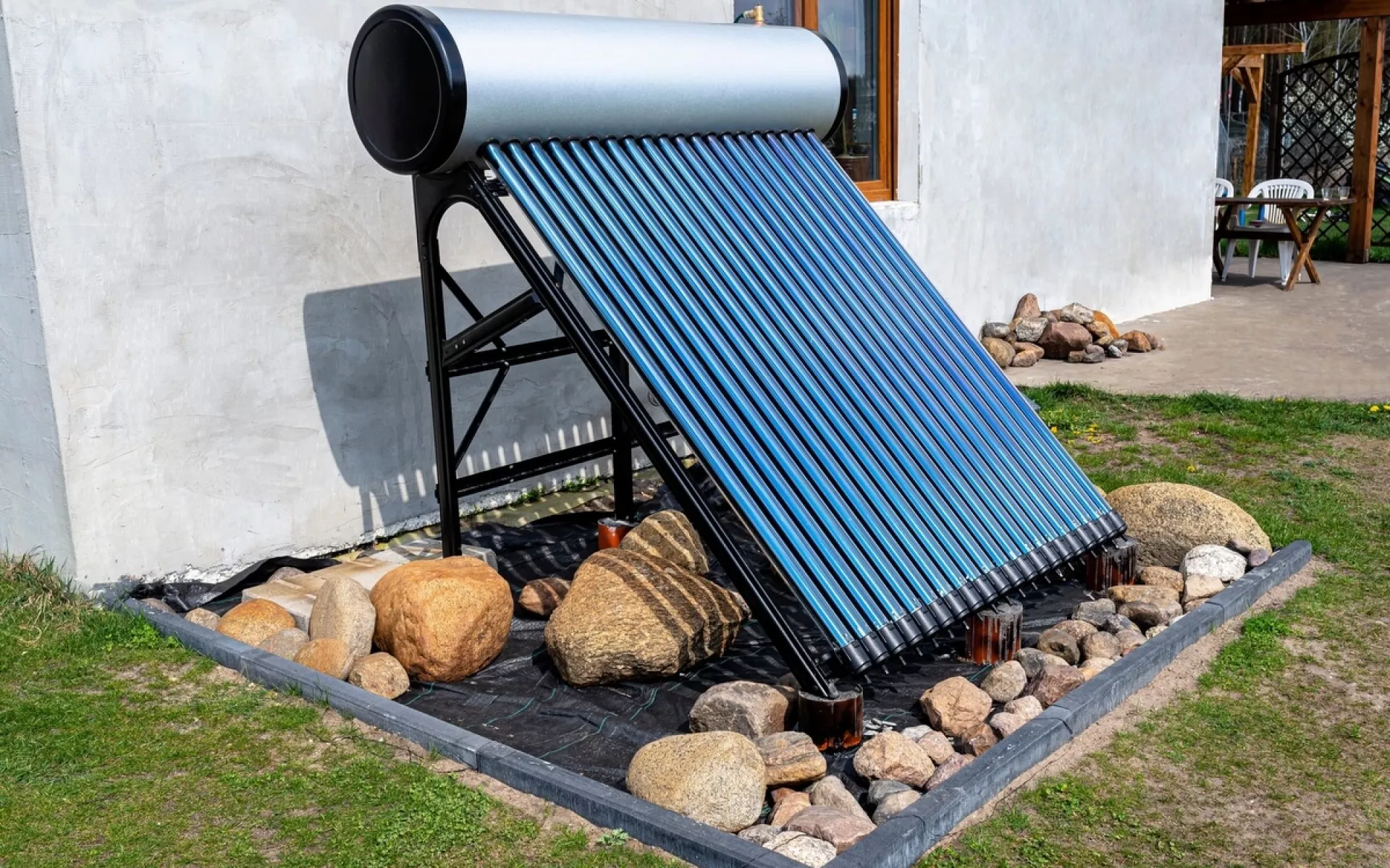 Ein Vakuum-Röhren-Solar-Kollektor aufgebaut vor einem Haus.