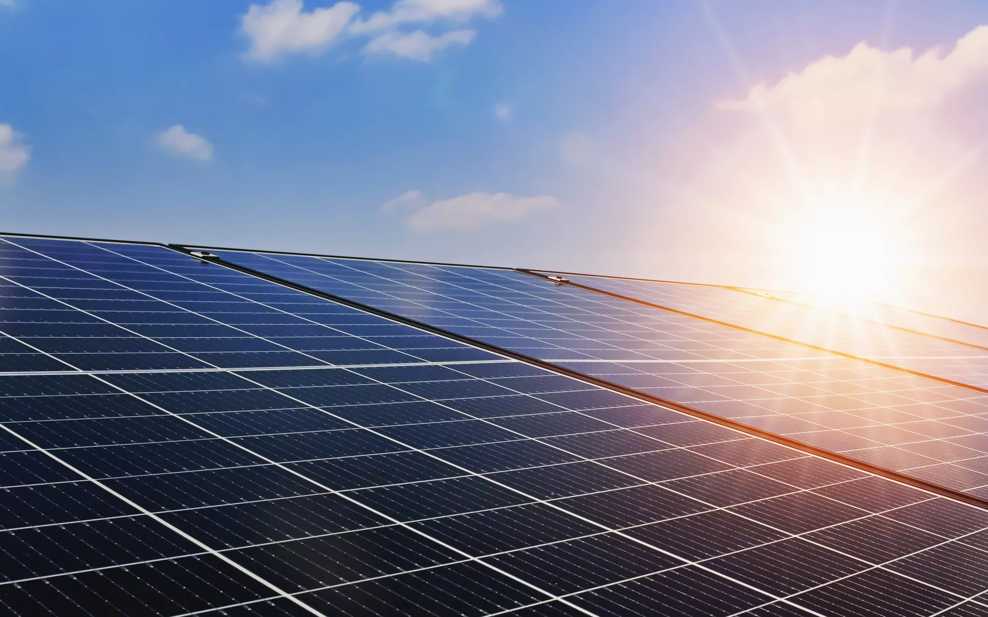 Sonne scheint auf Photovoltaikmodule