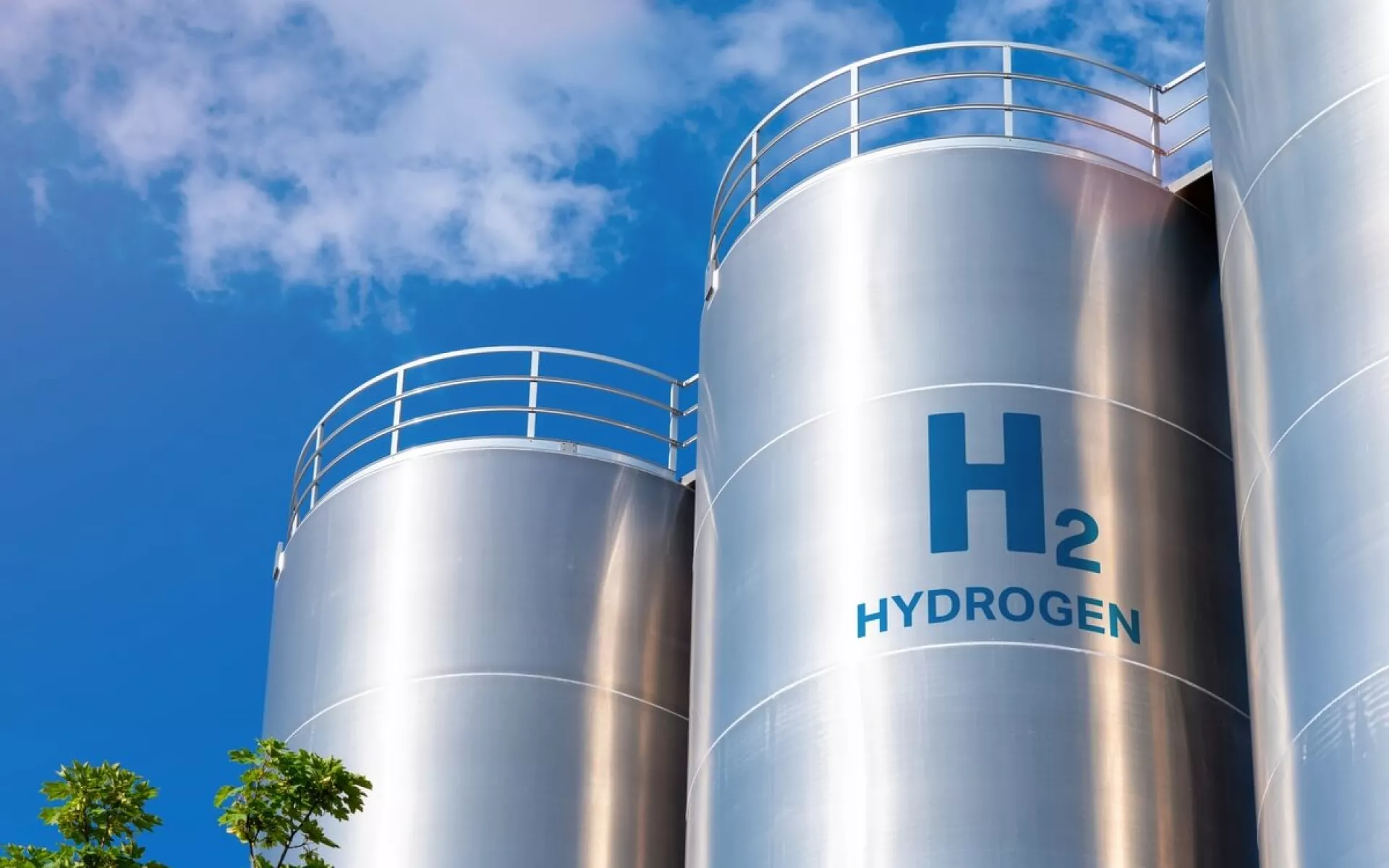 Große Speicher-Tanks mit der Aufschrift H2 Hydrogen. 