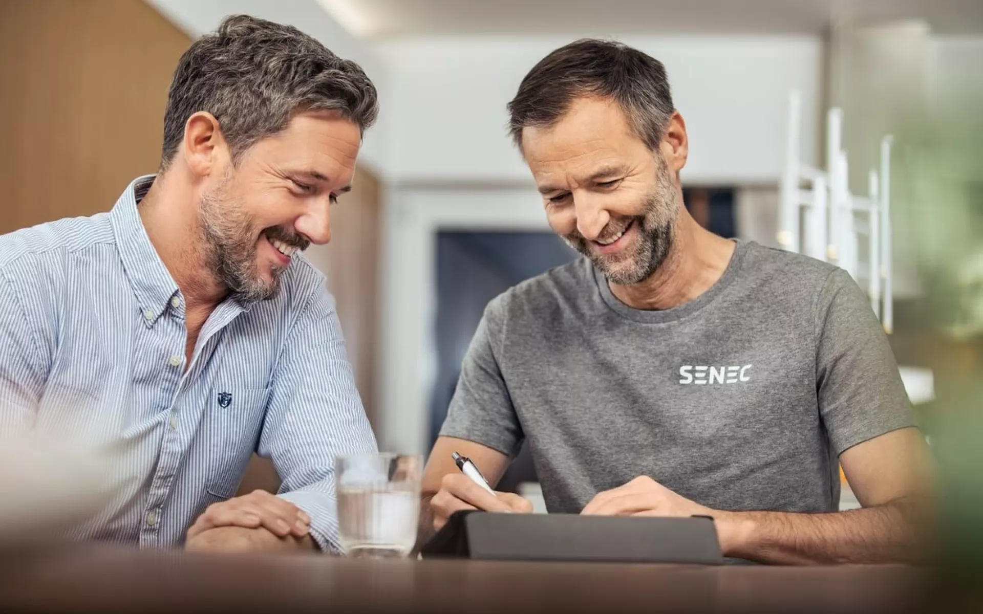 Ein Beratungsgespräch wischen einem Kunden und einem Senec-Fachpartner.