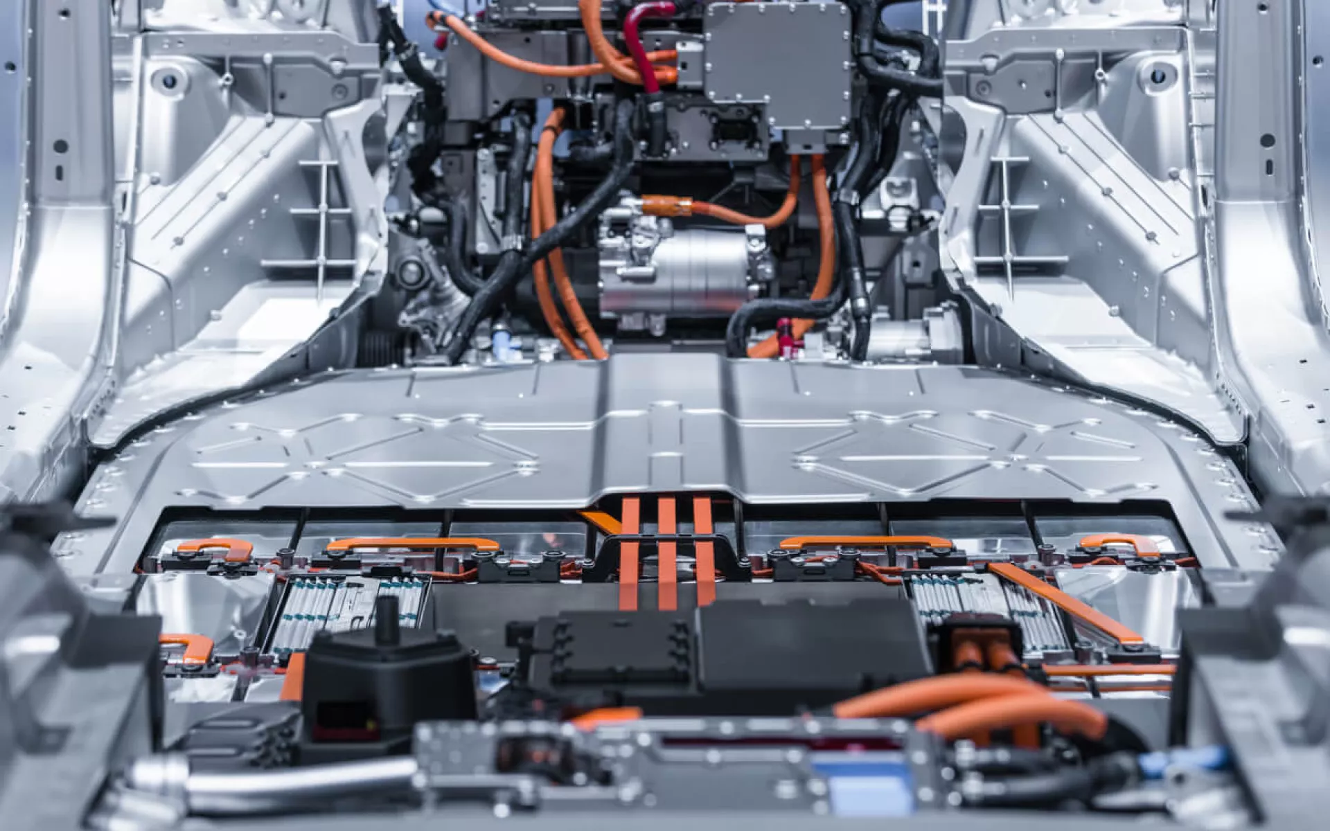 Hochvolt-Batterie in der Bodengruppe eines Elektroautos, das gerade gebaut wird.