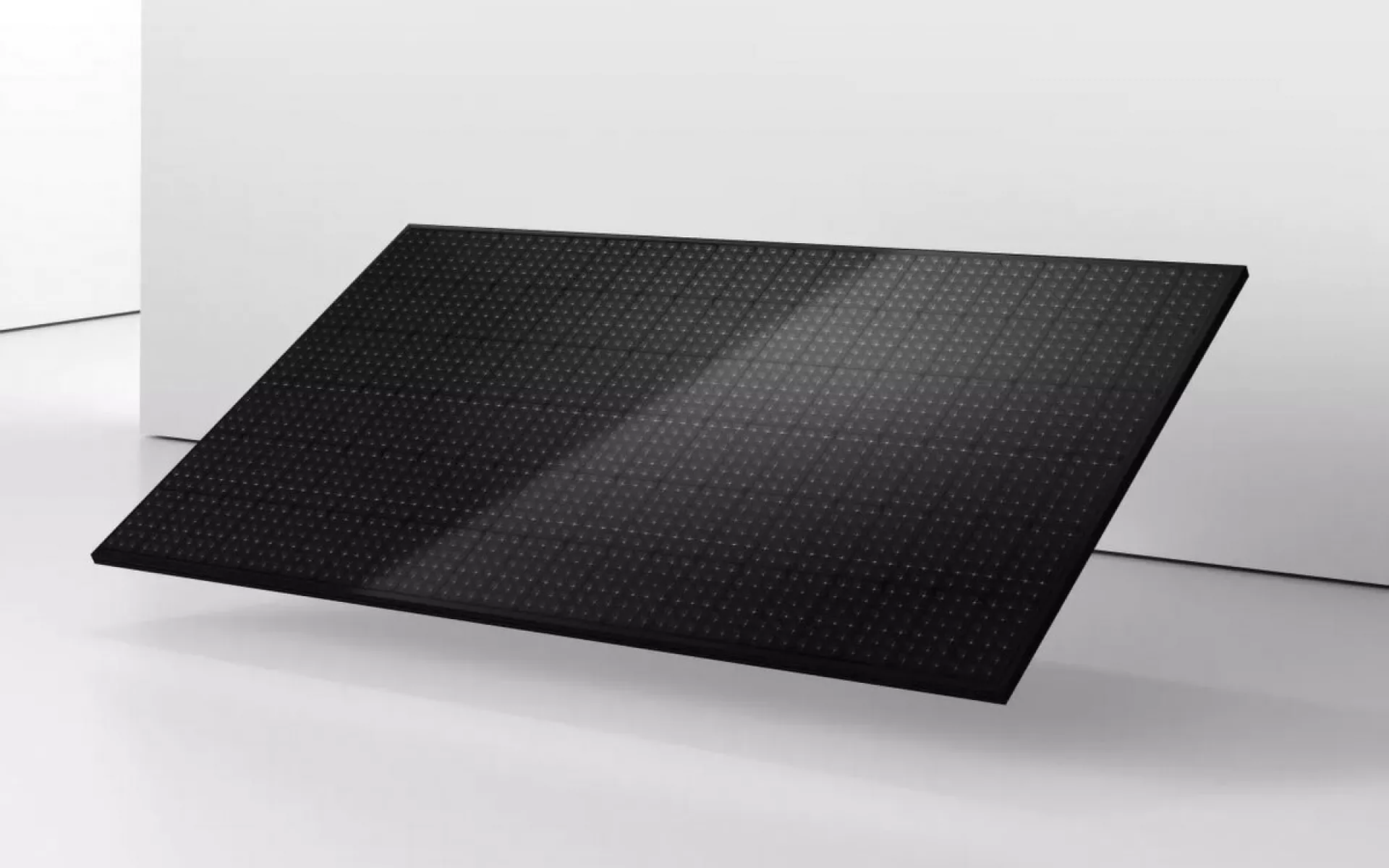 Das Solarmodul 380M von Senec in komplett schwarzer Farbe.