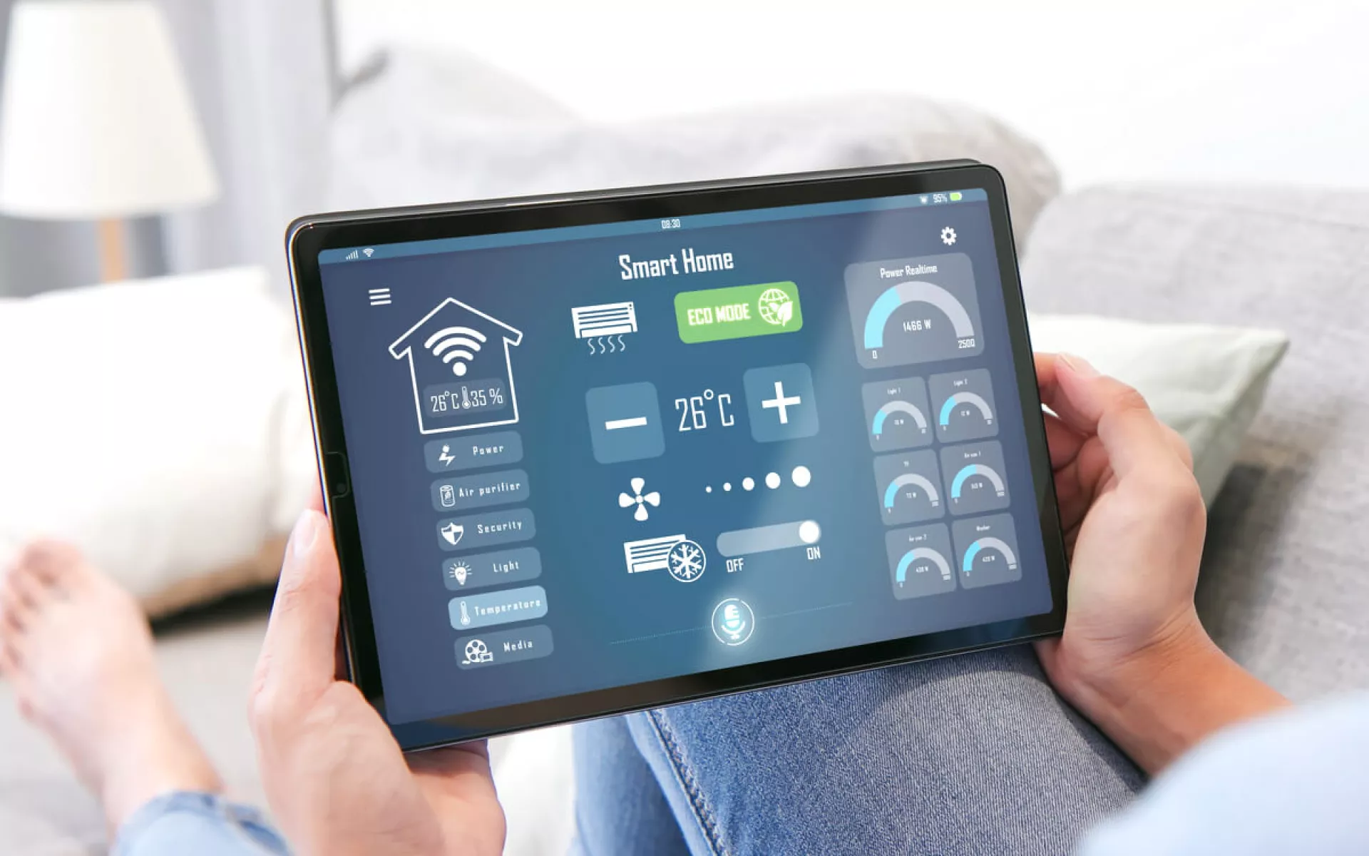 Tablet mit smarter Software für die Energiesteuerung des Hauses.