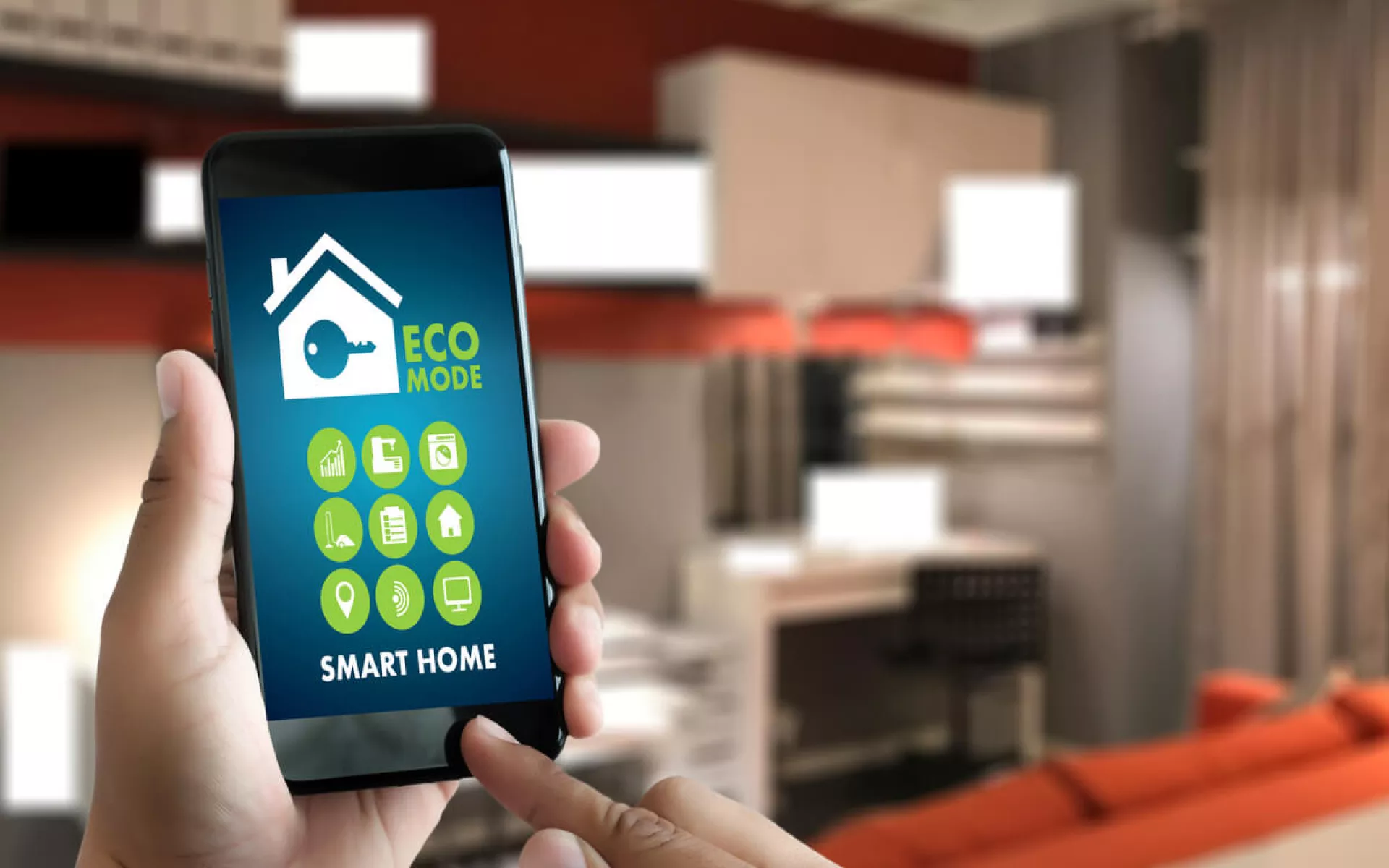 Im Vordergrund ist ein Smartphone mit einem Smart-Home-System zu sehen, das gerade von zwei Händen bedient wird. Im Hintergrund ist ein Wohnraum. 